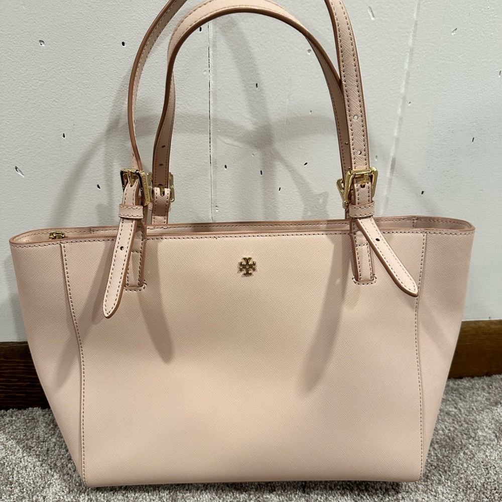Tory Burch Emerson tote bag. In like brand new condition!
